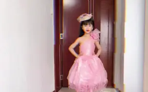 女儿喜欢时尚走秀，妈妈用塑料袋给女儿做礼服，在家办“塑料袋时装周”。