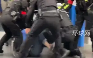 法国警察暴力制服女性示威者，用警棍击打还把人压倒在地