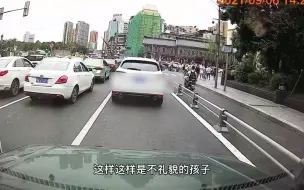 爸爸被加塞气到爆粗口，女儿奶声奶气纠正后道歉，网友：太治愈