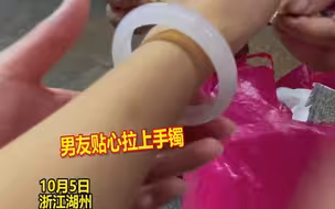 女生街头买茉莉花手串，卖花奶奶边戴边送祝福，男友举动让网友点赞