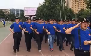 60多岁老战友聚会集体踢正步