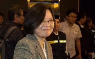 奴颜婢膝！民进党当局在美日面前没骨头，主动拉抬两岸对抗求关注