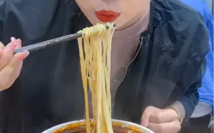 坊间流传着这样一句话，金鼎的面、吾穆勒的肉、马子禄的汤，马安军的辣子 只要在兰州吃牛肉面就会发现老店有老店的味道，新店有新店的特色，今天我们带你探秘萨达姆牛肉面