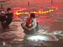 甘肃岷县暴雨冰雹道路上漂冰块 多地出现强对流有车辆被困 当地部门到场排涝解救被困人员及车辆