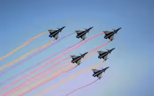 八一飞行表演队亮相巴基斯坦阅兵式 7次炫技异国天空展示中国空军风采