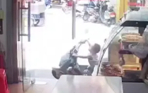 一岁多宝宝偷偷骑电动车直接飞出