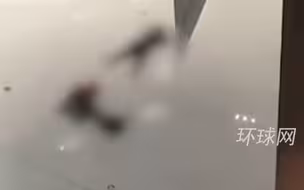 上海一男子在商场跳楼抢救无效死亡，一名女子被砸伤无生命危险