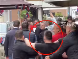英格兰和塞尔维亚球迷赛前发生斗殴！外媒：武契奇儿子也想下场，但被保镖拽住了