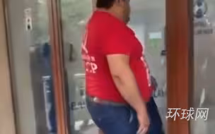 “我想接种疫苗！” 阿塞拜疆一男子等不到接种疫苗，一怒之下砸碎诊所玻璃门