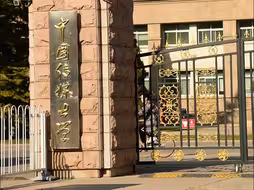 中国传媒大学教授：大学四年不要放弃谈恋爱甚至成家的机会