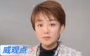 城管帮轮椅女孩换地方摆摊