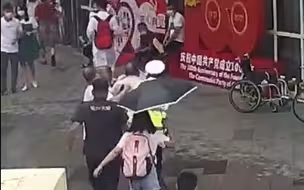 雨中暖阳！#交警冒雨背80岁眼疾老人过马路 ，这样的交警我先赞一个！