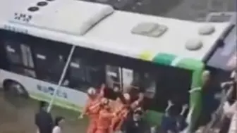 广东阳江一公交车冲入河道，9人受轻伤，众人合力营救车内乘客