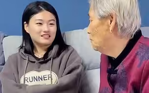 女孩因开学晚 被奶奶质疑没考上大学：别人都国庆放假了你咋还没走~网友：这境况太真实了！
