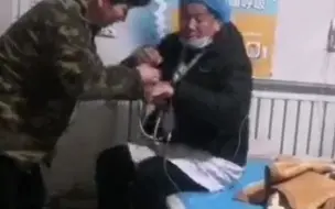村医连续抗疫七八天累倒，打点滴时得知小孩溺水拔掉针头赶去急救：自己的事不算什么，小孩的命才是命！