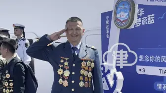 热烈庆祝人民海军成立76周年！海军“和平方舟”号医院船在天津开展 “舰证风华 燃梦深蓝”甲板故事会活动