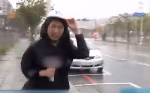 台媒记者直播超强台风“格美”逼近 被狂风吹到后退大喊“站不稳”