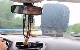 儿媳高速路上偶遇开大车的父亲 一声爸叫得父亲乐开了花