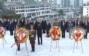 中国驻朝使馆祭扫友谊塔，敬献花篮缅怀志愿军烈士