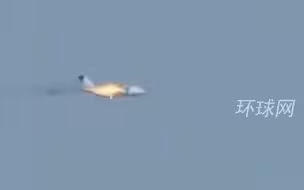 俄罗斯一架伊尔-112V军用运输机原型机坠毁，有网友疑似拍到坠毁瞬间：飞机起火后坠入树林，腾起巨大黑烟
