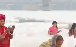 外媒：印度恒河支流出现白色有毒泡沫，有人在河中沐浴祈祷