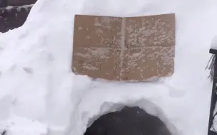 男子特意给孩子造雪屋 备好食材父子俩坐里面吃火锅 网友：真会玩!