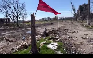 俄士兵并排坐等乌军投降  “虎式”装甲车扬声器向亚速钢铁厂乌军喊话，声音充斥