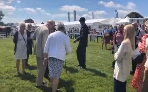 尴尬！英国王子查尔斯携夫人参加农业展 不注意一脚踩在牛粪上