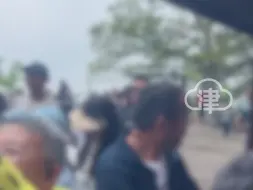网传游客爬几小时到景区门口 景区因有领导要来临时关闭 景区：修理一小段栏杆 没多久就开了