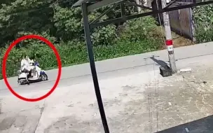 吓人！电动车被脱落光缆线缠住，行驶中瞬间被吊起，姐弟二人滚落摔倒在地
