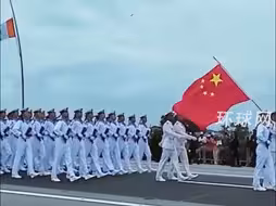 中国人民解放军首次亮相科特迪瓦阅兵，全场观礼嘉宾起立鼓掌欢迎