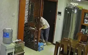 爸爸喝醉回家摔倒，儿子狂奔过去，结果看到掉落手机瞬间高兴坏了