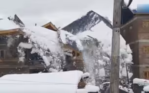 克什米尔一建筑因积雪太重顶部被压塌