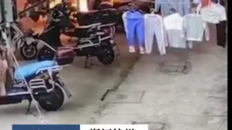 杭州一公寓楼前，电动车充电自燃，不到10秒火光冲天。消防员及时赶到处置，幸无人员伤亡。