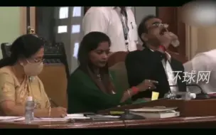 印度官员开会时误把洗手液当水， 旁边女官员目睹后愣住