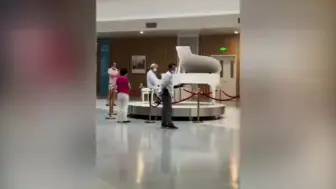 九旬奶奶穿病号服在医院弹钢琴 众人驻足欣赏