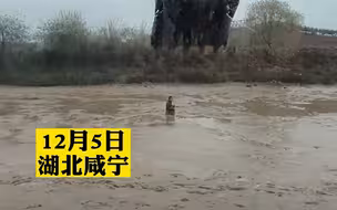 男子陷进3米深淤泥，挖机小伙耗时半小时将其救上岸:能帮一下就帮一下