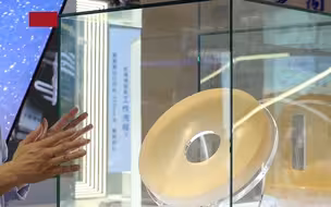 “天文望远镜的视网膜”长什么样？进博会首秀特种玻璃来解答