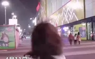 路人走过万达头发会竖起来，万达回应：这是下面安装的排风系统吹出来的一些静电，无害