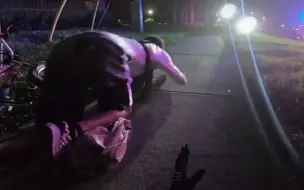 长得像嫌犯？美国两名非裔男子被警察勒令爬行