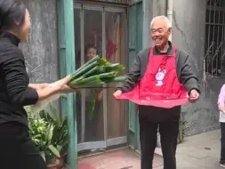 父亲过73岁生日，女儿为他举行“破坎”仪式，父亲笑着笑着就哭了。