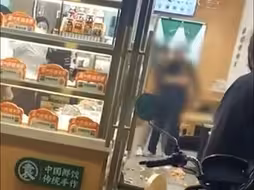 怀疑商家少煮一个饺子，癌症晚期男子怒砸店铺，商家放弃追偿