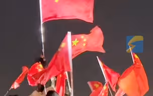 游客泰山顶集体挥舞国旗，红星的光芒照亮山巅！目光所至皆为华夏，五星闪耀皆为信仰，祝福祖国！