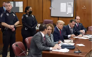 特朗普出庭画面曝光：对34项重罪指控均不认罪！