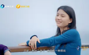 美团女骑手被狂热粉丝跪地求婚，直言：红是一种困扰