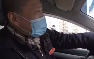 拄拐老人独自求医 的哥放弃营运陪两天：每个人都会老！
