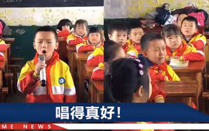 贵州一小学生深情演唱《酒干倘卖无》，旁边男同学听完抿着嘴哭