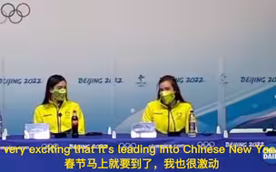 是哪位小朋友画了站在山上手拿雪板的女运动员？澳大利亚雪上技巧运动员Britteny Cox已经把它挂在墙上啦！