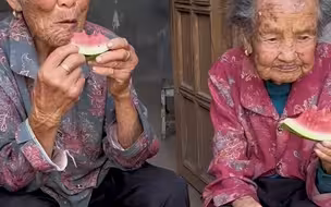 85岁儿媳给106岁婆婆送西瓜吃，一口一声“娘”让人羡慕，“这个年纪还有妈叫，真好”。