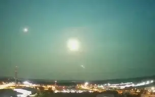 流星划过德国纽伦堡夜空：绿光骤然闪耀 照亮夜空后解体